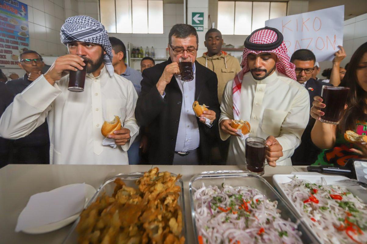 Yaqoob Yusuf Ahmed Mubarak  probó pan con pejerrey en el Terminal Pesquero de Ventanilla. (Foto: Gobierno Regional del Callao)