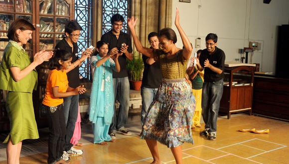 Michelle Obama bailó descalza, con todo, al ritmo de canciones de Bollywood