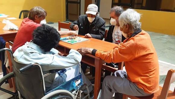 Arequipa: Ancianos e indigente abandonados son recibidos en albergue y se distraen jugando ludo durante cuarentena