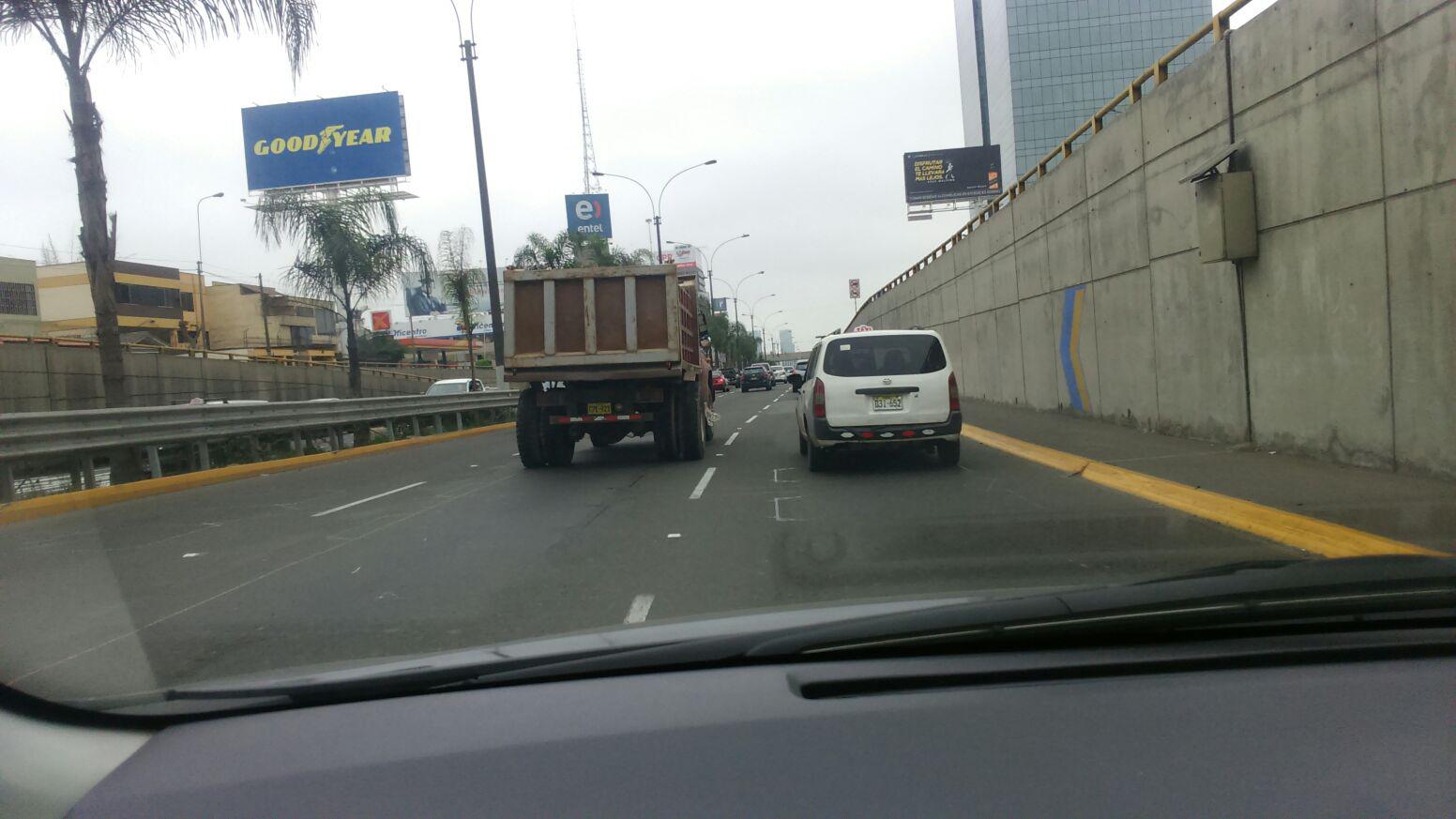 Vehículo de carga pesada circula por la Vía Expresa de Javier Prado  