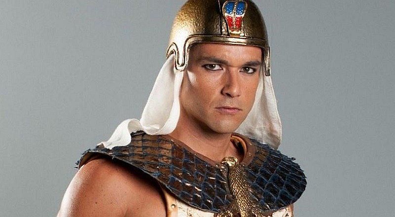 Actor que interpretó a 'Ramsés' en 'Moises y los Diez Mandamientos' cambia de look 
