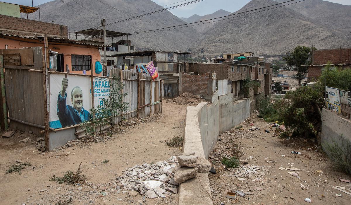 Como se muestra en la imagen (parte derecha) se diseñó un canal para desembocar las piedras y lodos al rio Rímac, si han caso se produjera un fuerte huayco en la zona de Pedregal. En el 2017 este lugar quedó destruida e inundada debido a la fuerza de lodo y piedras que destruyo todo a su paso, como la casas que se muestran en la imagen. 
Foto: Jorge.cerdan/@photo.gec