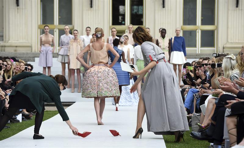 Modelo pierde zapatos en pleno desfile y sigue como si no pasara nada