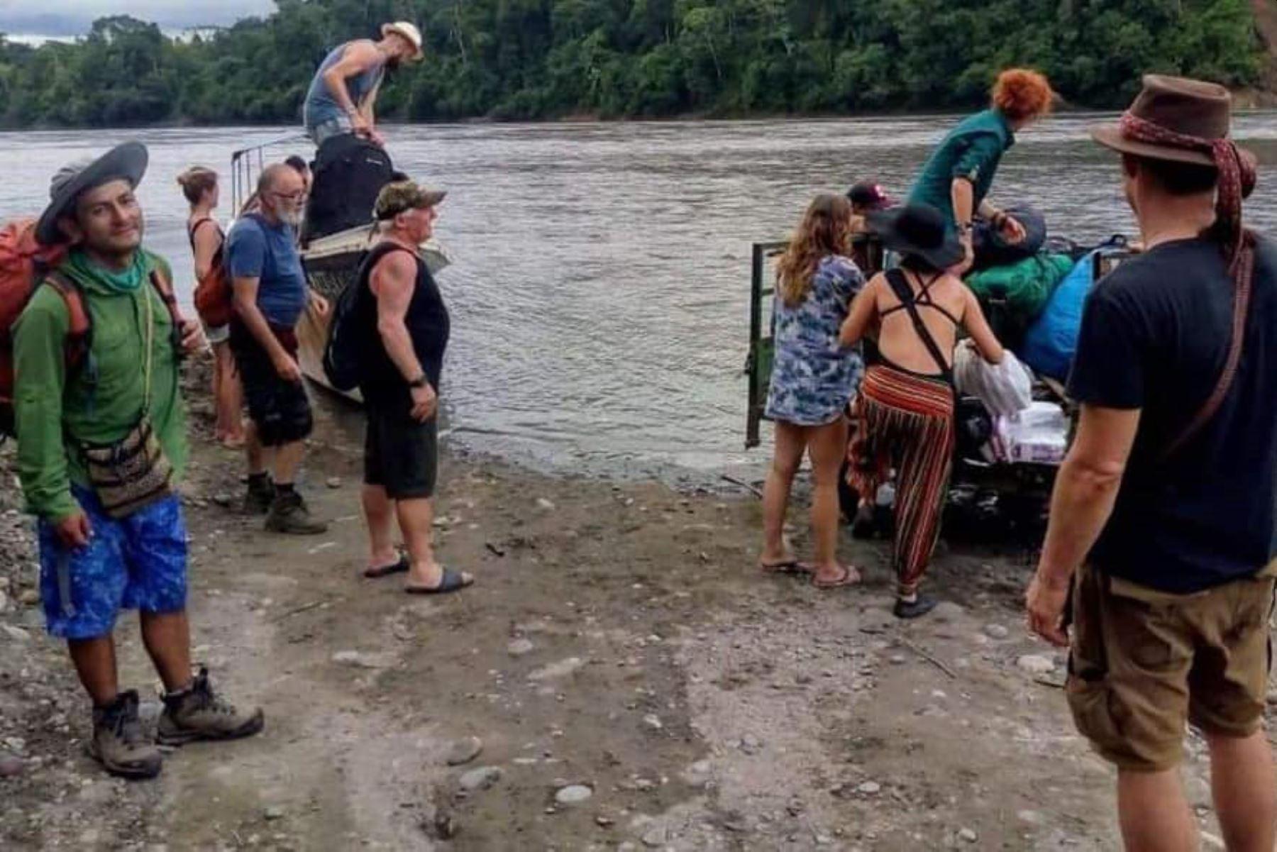 Los nueve extranjeros fueron llevados a la base militar por las autoridades del distrito de Megantoni, en La Convención, Cusco. (Foto: Municipalidad de Megantoni)