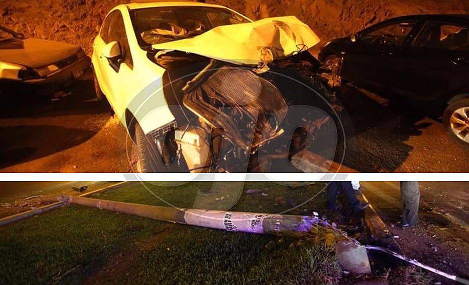 ​Chofer se duerme, estrella su auto contra poste y este se cae (FOTOS)