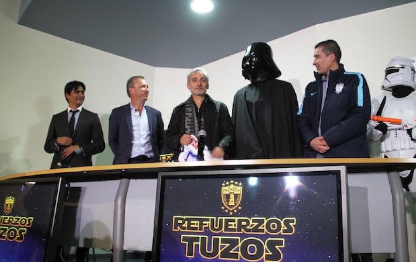 Jugador se disfraza de Darth Vader en su presentación [VIDEO]  
