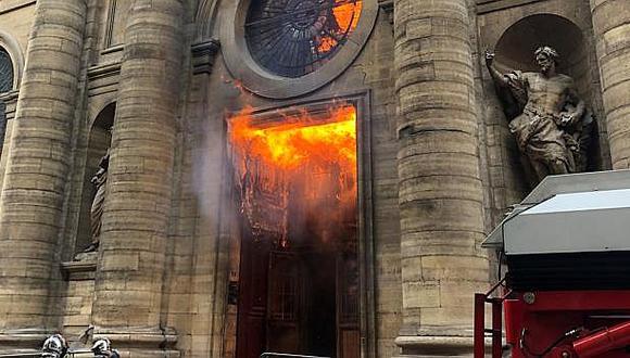 Profanan y queman una docena de iglesias en Francia