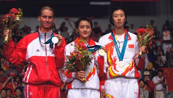 De izquierda a derecha se ve a Camilla Martin, Gong Zhinchao y Ye Zhaoying: plata, oro y bronce, respectivamente.