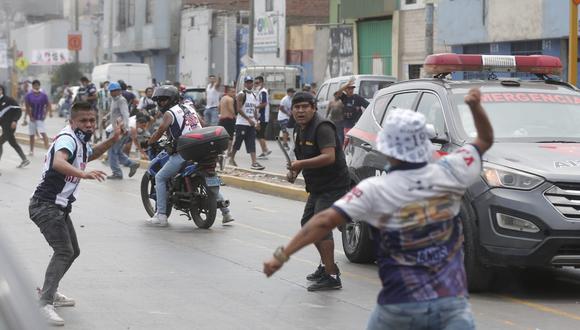 Los enfrentamientos se produjeron fuera del estadio Alejandro Villanueva. (Fotos: Andrés Paredes / @photo.gec)