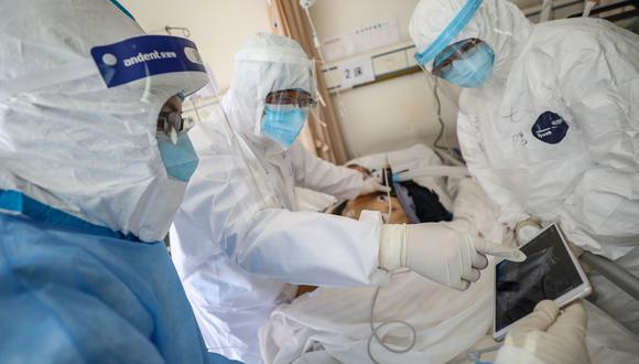 Médicos revisan el estado de un paciente de coronavirus en Wuhan, China, el 17 de febrero. Foto: AFP