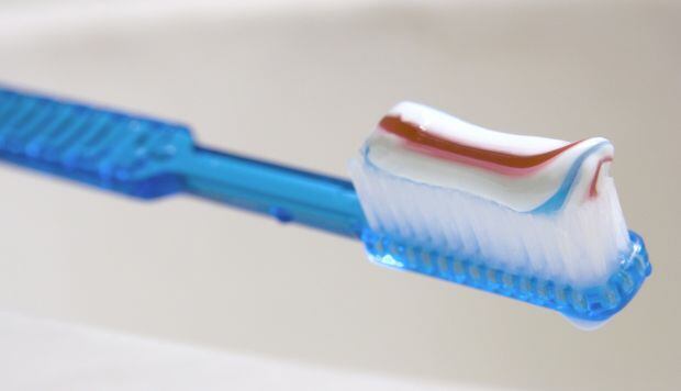 Una buena dosis de pasta dental y un cepillo con cerdas no tan duras garantizan una buena limpieza. (Foto: AFP)