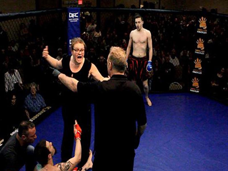 Mamá entra y defiende a hijo en el ring [VIDEO]