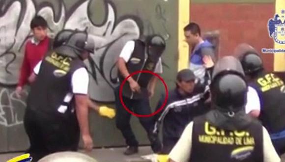 Cercado de Lima: Ambulante acuchilla a 2 fiscalizadores durante intervención
