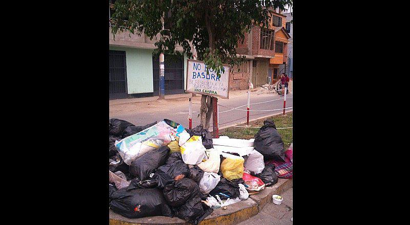 San Juan de Lurigancho: cerro de basura se apodera de calle