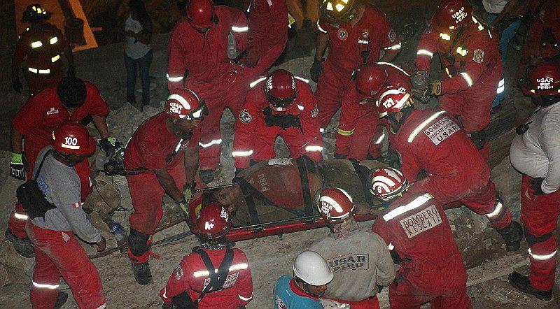 San Juan de Miraflores: muro aplastó a muchacho por diez horas