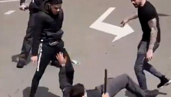 Jóvenes agredieron a vigilante por no dejarlos ingresar a hospital. (imagen captura de video)