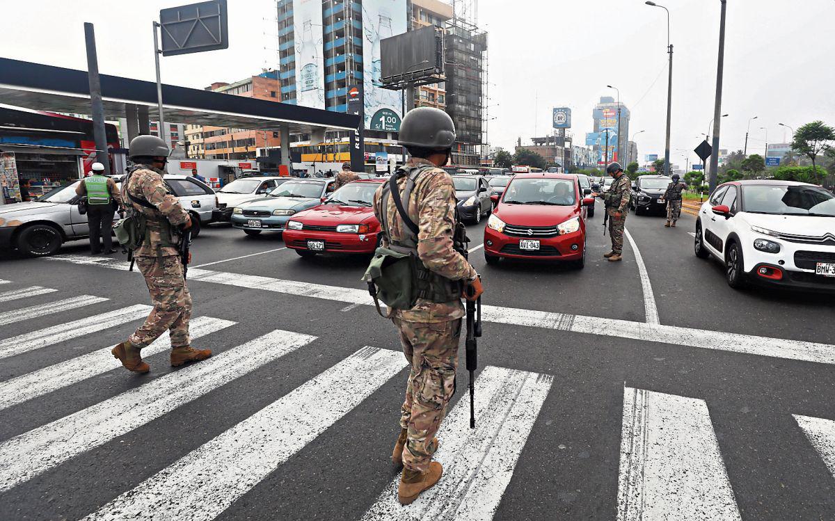 LIMA, 16 DE MARZO DE 2020POLICÍA NACIONAL Y EJÉRCITO PERUANO, SUPERVISAN ,SI VEHÍCULOS Y PEATONES ACATAN EL ESTADO DE EMERGENCIA POR EL CORONAVIRUS ,EN EL ÓVALO GRAU.FOTOS:GONZALO CÓRDOVA/GEC