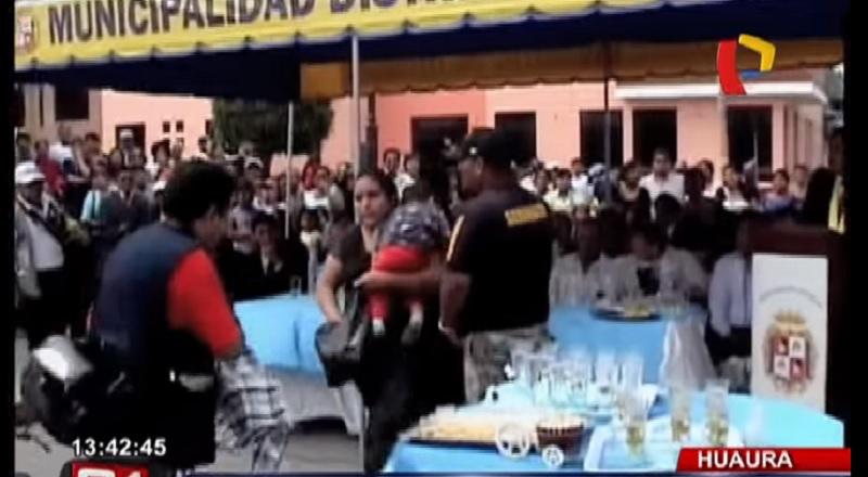 Mujer descubre a su conviviente casándose con otra y esta fue su reacción [VIDEO]