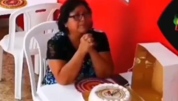 Una mujer celebra sola su cumpleaños, pero los trabajadores del restaurante la acompañaron para que no se sienta sola. (Foto: Twitter)