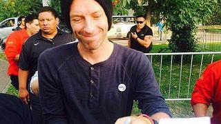 Coldplay: Chris Martin alocó a fans peruanos y firmó autógrafos     