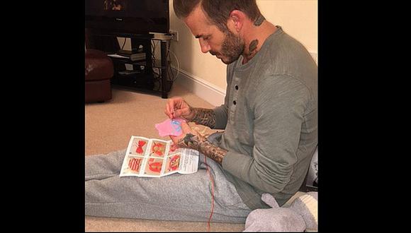 David Beckham ahora cose los vestidos de las muñecas de su hija     