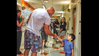 Dwayne Johnson sorprende a niños de hospital infantil [VIDEO]