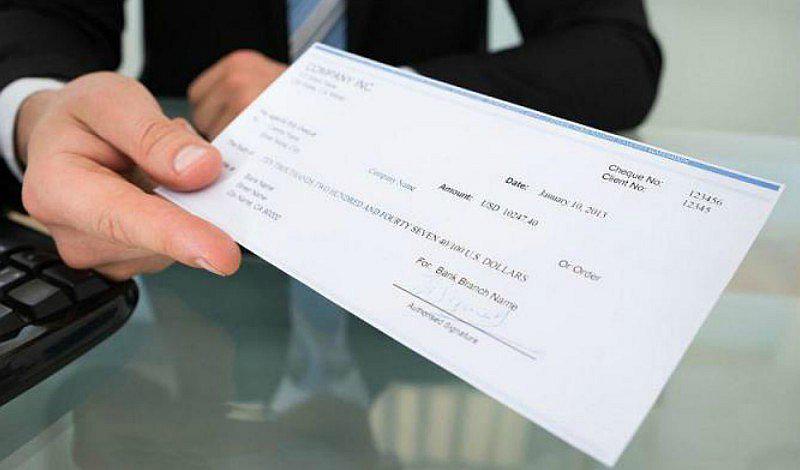 ¿Qué hacer si te pagan en el trabajo con un cheque?