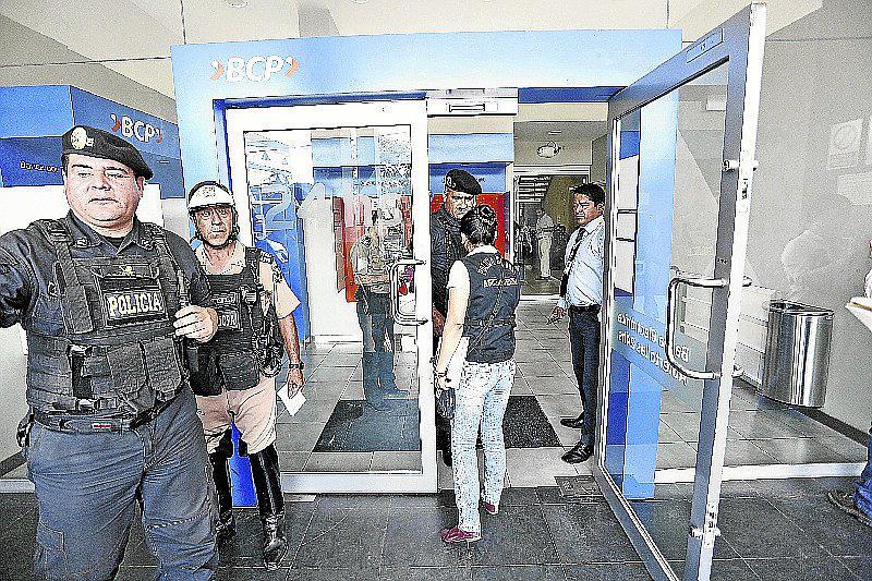 Asaltan banco BCP de San Luis con armas de guerra (VIDEOS)