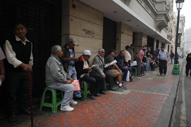 Adultos mayores hacen cola en la sede del FONAVI. (Fotos: Britanie Arroyo @photo.gec)