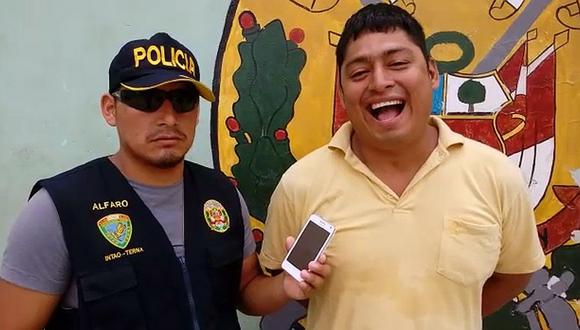 ¡Faltoso! Delincuente sinvergüenza se burla de la policía tras captura (VIDEO)