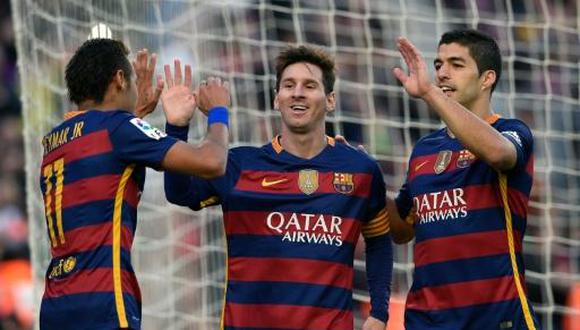 Tres goles de Messi en 4-0 sobre Granada ponen al Barcelona en la punta