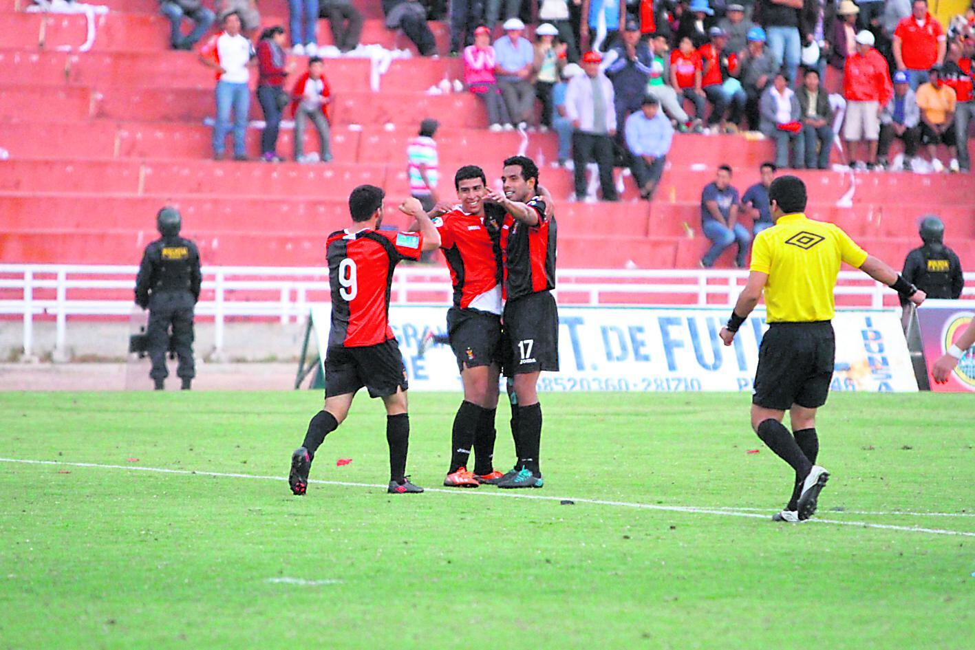 FBC Melgar aplasta a Cienciano y es líder