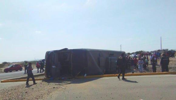 El bus se dirigía a la ciudad de Chiclayo. El accidente se produjo alrededor de las 9 a.m. de este viernes. Foto: Jaime Angulo/Facebook