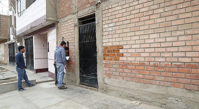 Los Olivos: Dos sicarios balean a hombre en la puerta de su casa