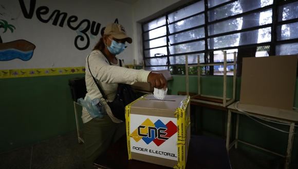 Una mujer ejerce su derecho al voto en un colegio electoral en Caracas, Venezuela, este domingo. (Foto: EFE/ Rayner Peña R.)