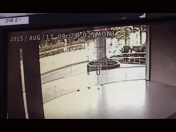 Youtube: 'Fantasma' destroza puerta de vidrio en Singapur y aterra