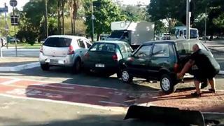 ​Youtube: Ciclista 'Hulk' mueve auto con sus propias manos porque obstruía el paso