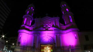 Catedral de Piura es iluminada de morado en honor al Señor de los Milagros