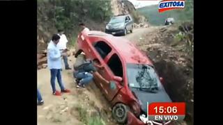 Pasajeros se salvan de caer a un abismo tras despiste de auto (VIDEO)