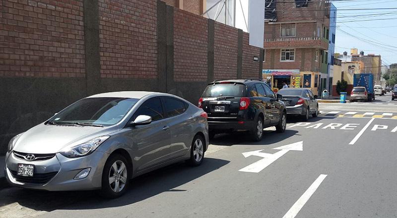 San Miguel: Auto se estaciona en sentido contrario