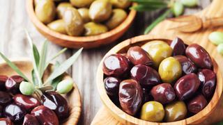 Comer para vivir: diferencian entre las aceitunas verdes y negras