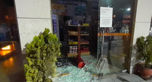 Arequipa: Ebrio destruye puerta de market y se lleva licores en toque de queda.