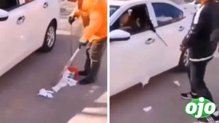 Ciudadano se molesta con conductor que arroja basura a la vía pública