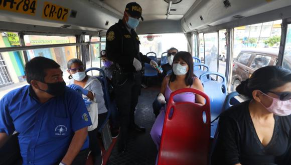 El transporte público sigue siendo revisado por los agentes policiales | FOTO: GEC