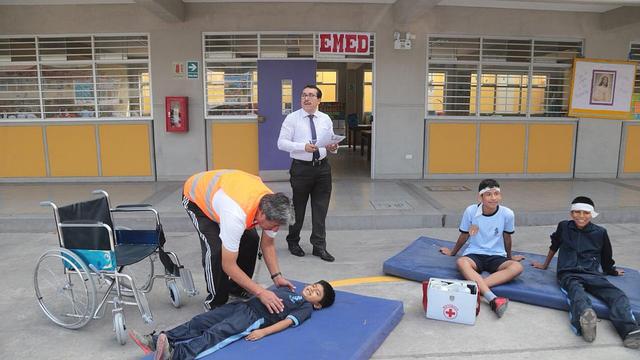 Escolares de todo el país participan en primer simulacro de sismo (FOTOS)