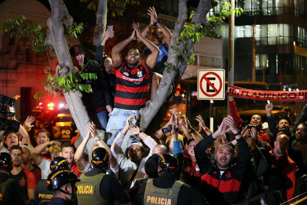 Supporters of Brazil's Flamengo wait for the arrival of players at the hotel in Lima on November 20, 2019, ahead of the Copa Libertadores final football match against Argentina's River Plate to be held there on November 23. (Photo by Luka GONZALES / AFP)