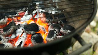 Cómo prender el carbón de una parrilla rápido y fácil