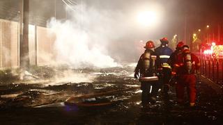 Voraz incendio consume fábrica de muebles en Chorrillos (VIDEO)