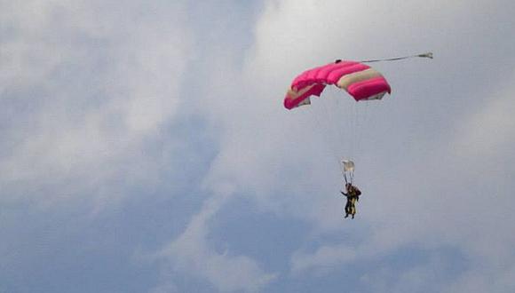 Jovencita se lanza en paracaídas el día de su cumpleaños, este falla y muere 