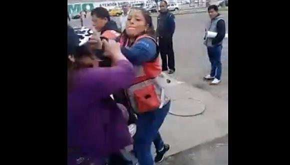 Facebook: Fiscalizadora del Callao se agarra a golpes con vendedora ambulante